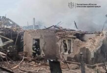 В результате вражеской атаки на Запорожье уничтожен дом, среди пострадавших есть ребенок