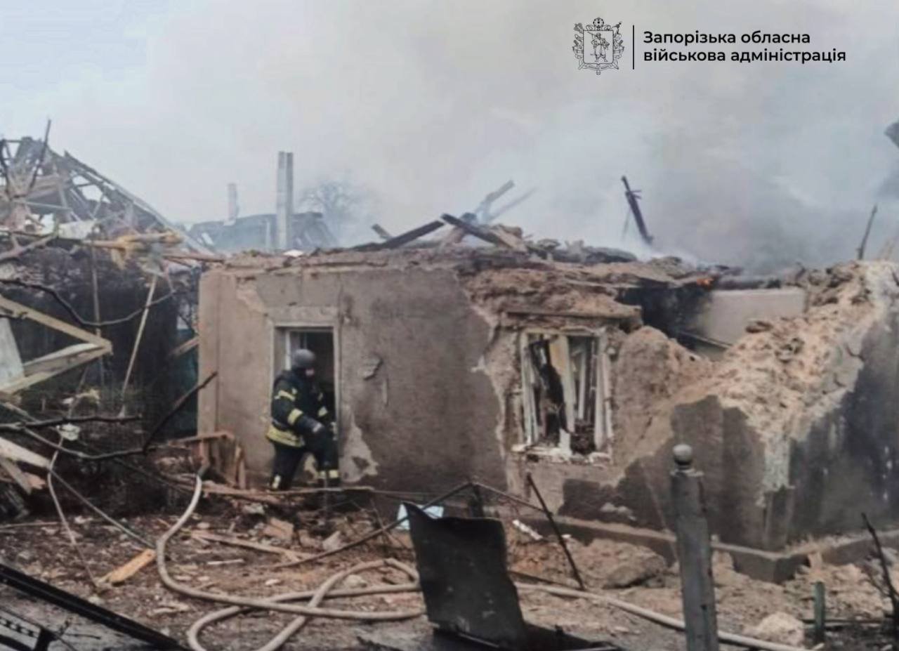 В результате вражеской атаки на Запорожье уничтожен дом, среди пострадавших есть ребенок