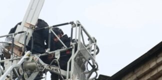 В Запорожье саперы ГСЧС сняли с крыши остатки российского беспилотника