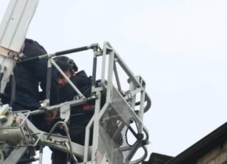 В Запорожье саперы ГСЧС сняли с крыши остатки российского беспилотника