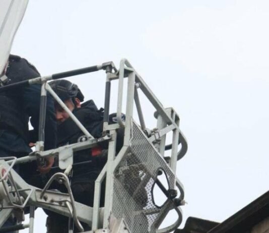 В Запорожье саперы ГСЧС сняли с крыши остатки российского беспилотника