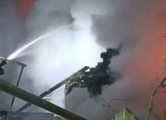 В Запорожье и районе из-за обстрелов возникло восемь пожаров: есть погибшие и раненые