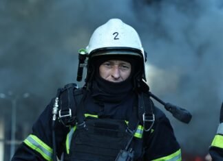 Харьков подвергся комбинированному удару: перебит газопровод, прямое попадание в высотку, пожар