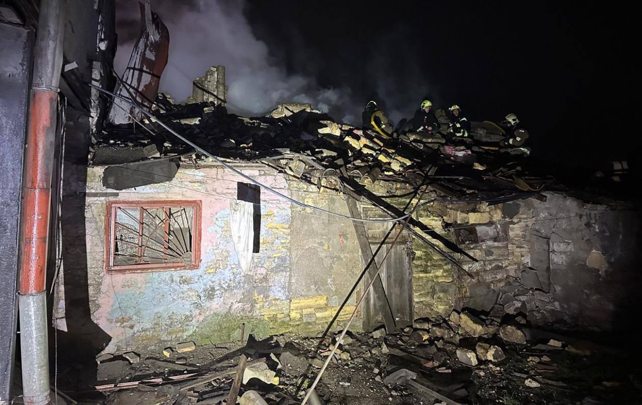 Оккупанты снова атаковали Одессу: в одном из районов загорелся дом