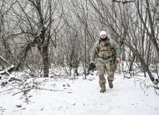 Украинцы разделились по Донбассу: 52% против уступок, 40% — за, — КМИС