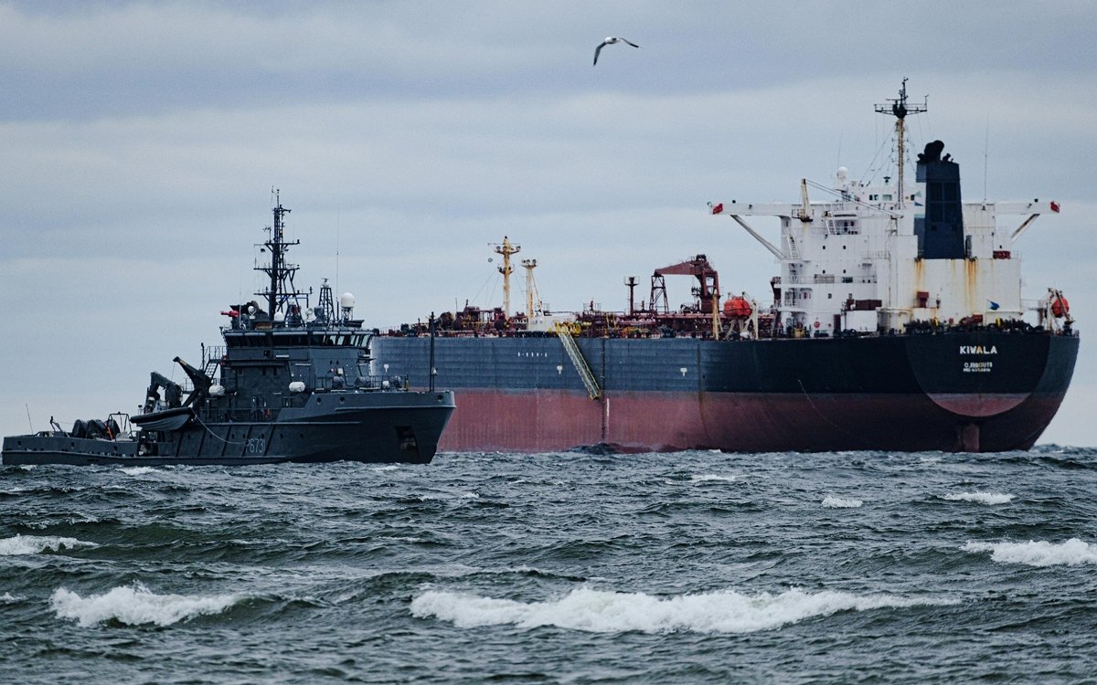 «Путин потирает руки»: Королевскому флоту Британии разрешили проверять суда «теневого флота» РФ