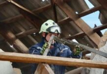 В Запорожье устраняют последствия вражеской атаки: обнаружено повреждение пяти домов