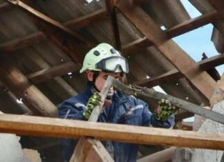 В Запорожье устраняют последствия вражеской атаки: обнаружено повреждение пяти домов