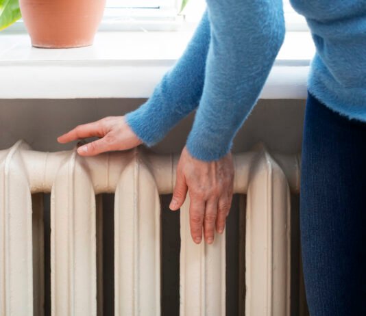 Кличко заявил, что в Киеве 1905 домов остались без тепла из-за ночной атаки РФ