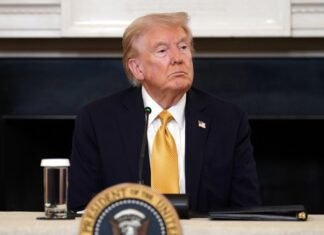 Трамп приказал всем органам власти США разорвать отношения с компанией-разработчиком ИИ Claude