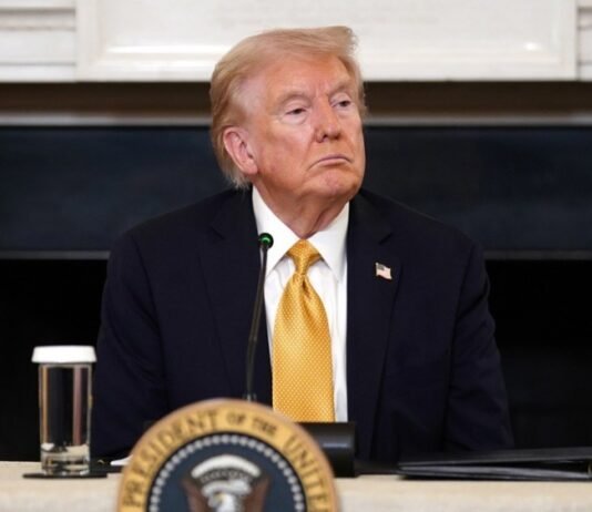 Трамп приказал всем органам власти США разорвать отношения с компанией-разработчиком ИИ Claude