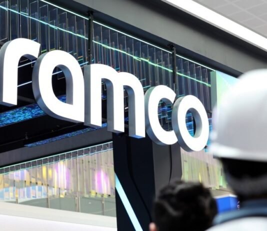 Bloomberg: Крупнейший в Саудовской Аравии НПЗ приостановил работу из-за беспилотной атаки