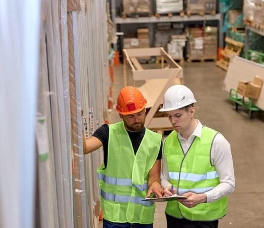 В Польше рекордный спрос на кладовщиков и экспедиторов: какие зарплаты предлагают