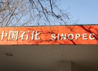 Китай приказал нефтепереработчикам немедленно остановить экспорт дизеля и бензина