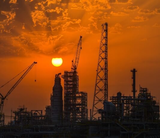 Кувейт начал сокращать добычу нефти из-за нехватки хранилищ