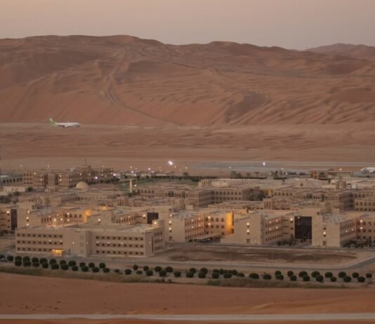 Саудовская Аравия заявила о перехвате дронов, которые летели на месторождение нефти