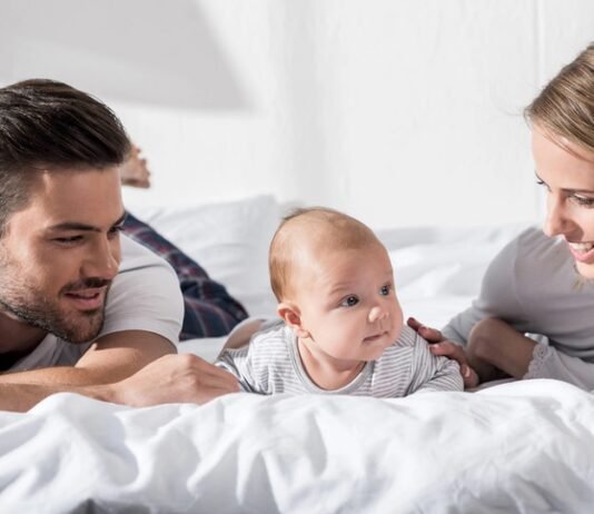 «Не соответствует действительности». Минэкономики опровергло слухи о сокращении декретного отпуска