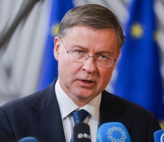 В Еврокомиссии призвали США придерживаться «потолка» цен на российскую нефть