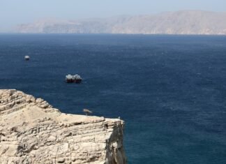 Иран начал атаковать танкеры за пределами Ормузского пролива: нефть снова подскочила до $100