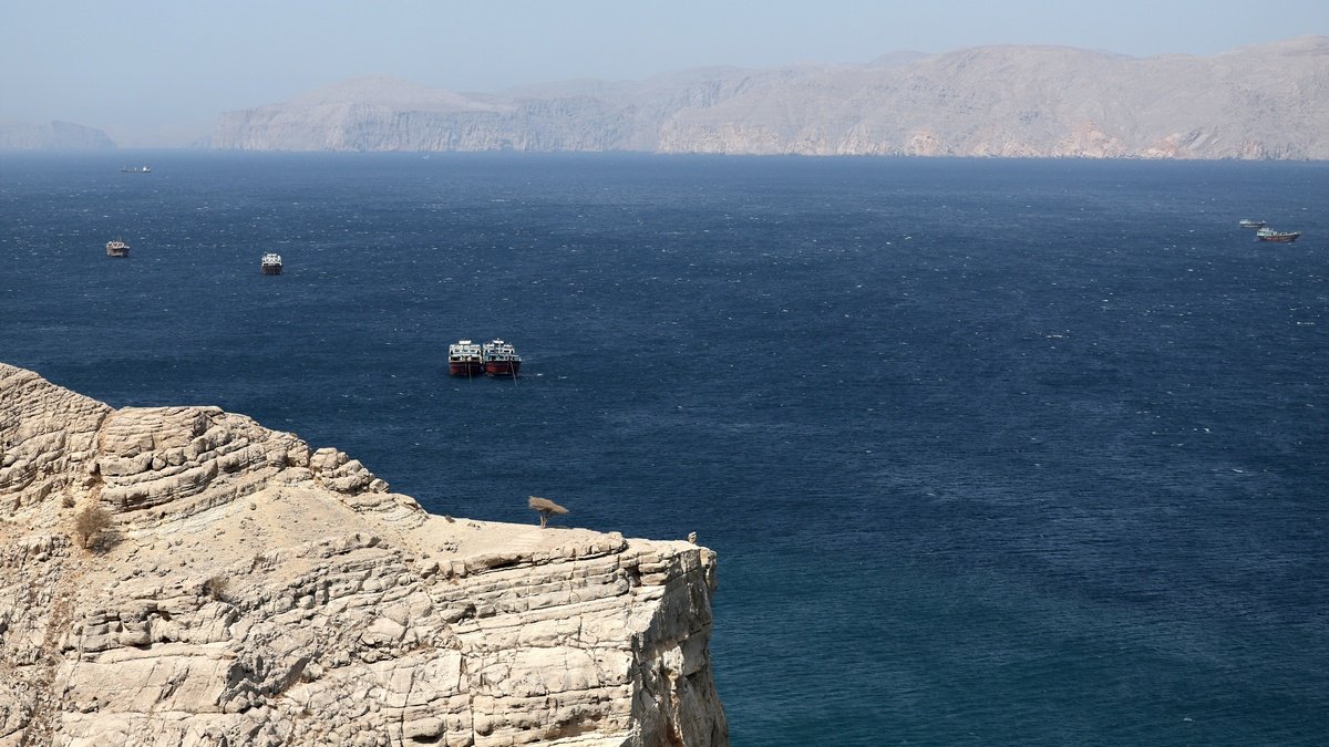 Иран начал атаковать танкеры за пределами Ормузского пролива: нефть снова подскочила до $100