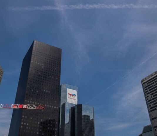 TotalEnergies приостановила добычу нефти на Ближнем Востоке: потеряно 15% производства