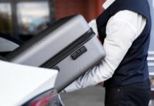 Грузчик аэропорта швырял вещи пассажиров: в сети разозлились от действий мужчины (видео)