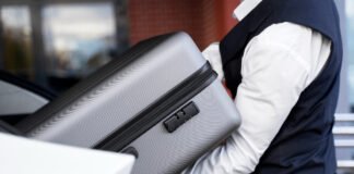 Грузчик аэропорта швырял вещи пассажиров: в сети разозлились от действий мужчины (видео)