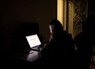 В Киеве вернули графики отключения света