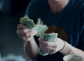 Курс валют в Украине: ждать ли скачка доллара в апреле — прогноз банкира
