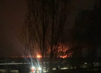 Дроны атаковали металлургический комбинат в Алчевске: также прилетело по подстанции (видео)