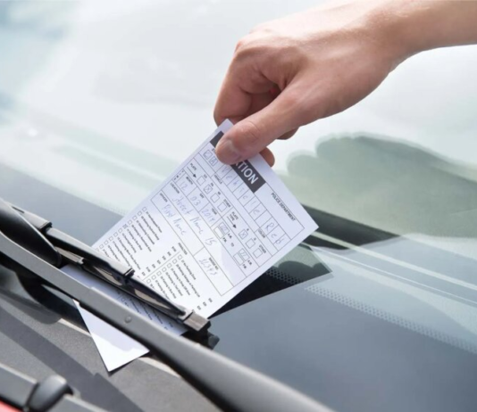 Штрафы за парковку в смартфоне: водители получат информацию в «Дие»