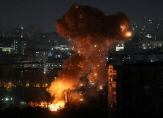 ВС РФ ударили по Одессе «Шахедами»: разрушили роддом, детали (видео)