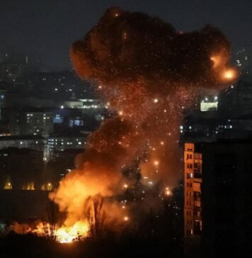 ВС РФ ударили по Одессе «Шахедами»: разрушили роддом, детали (видео)