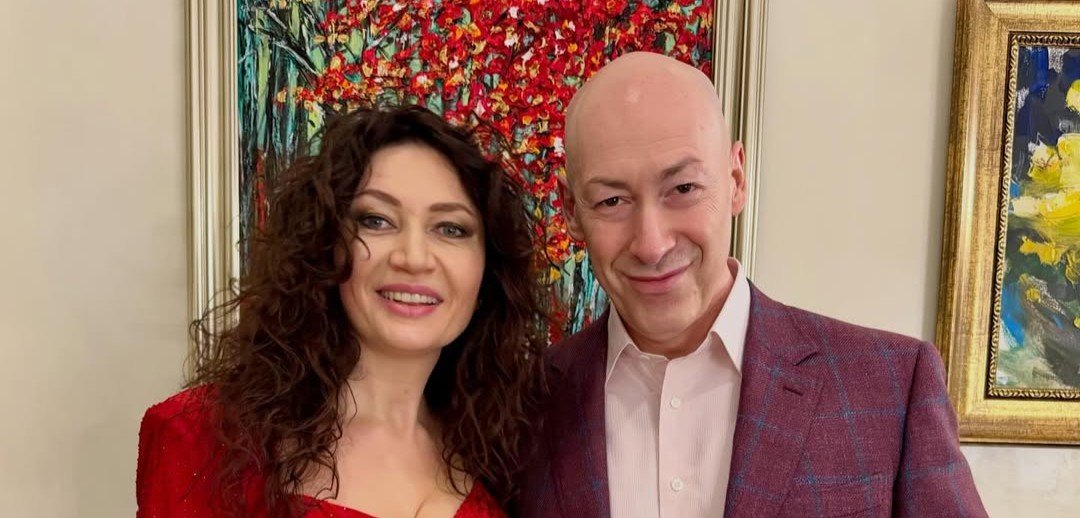 Жена Гордона показалась с новой прической: говорит, что ее теперь не узнают (фото)