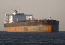 Бомба замедленного действия: неуправляемый танкер флота РФ вызвал переполох в Италии из-за угрозы катастрофы