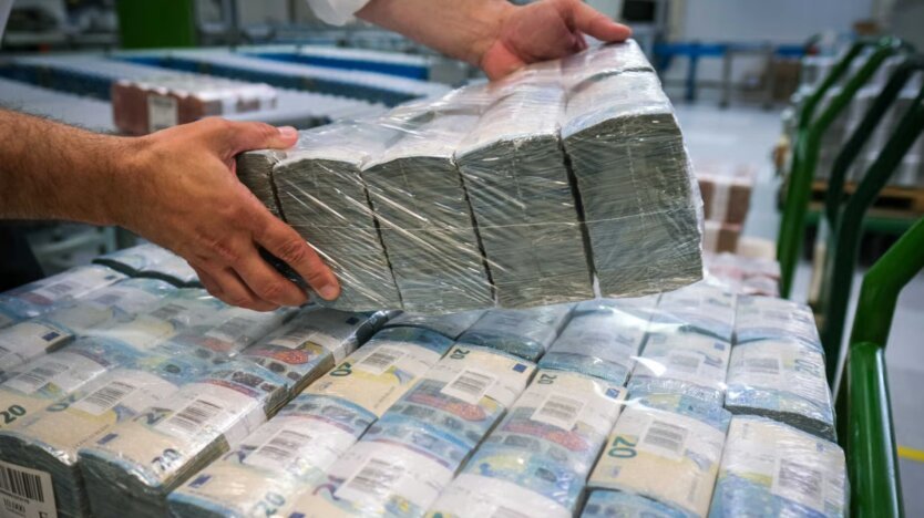 Почти 1000 евро пенсии: украинцы могут получить выплату без стажа