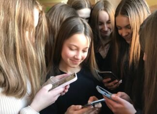 В Раде хотят запретить смартфоны на уроках в школах