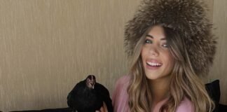 «Умнее некоторых людей»: одесситка принесла любимую курицу на маникюр (видео)