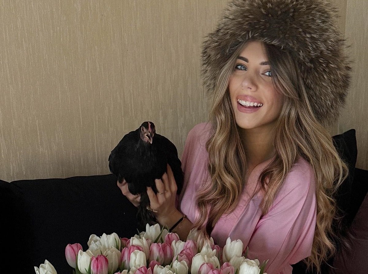 «Умнее некоторых людей»: одесситка принесла любимую курицу на маникюр (видео)