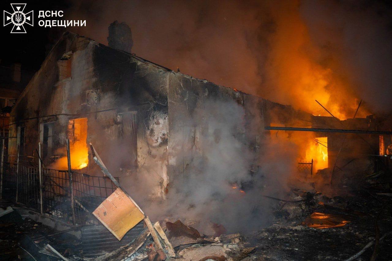 «Террор против гражданской жизни»: ВС РФ атаковали Одессу 60 дронами ночью, — Зеленский (фото)