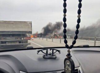 В Ростовской области РФ на ходу взорвался бензовоз, есть погибшие и пострадавшие (видео)