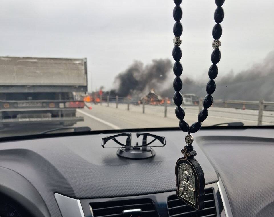 В Ростовской области РФ на ходу взорвался бензовоз, есть погибшие и пострадавшие (видео)