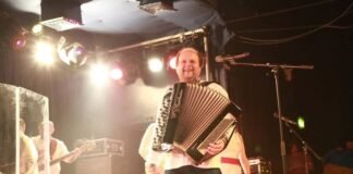 Виктору Бронюку — 47: где сейчас фронтмен «ТИК» и как изменилась его жизнь во время войны (фото)