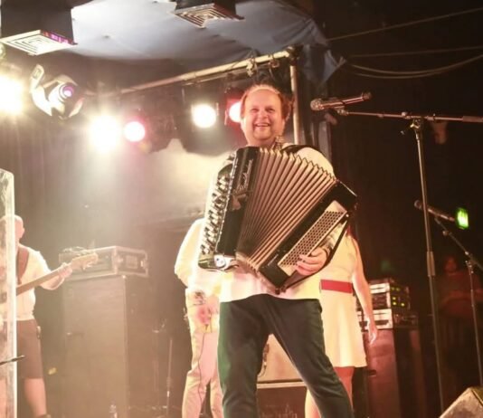 Виктору Бронюку — 47: где сейчас фронтмен «ТИК» и как изменилась его жизнь во время войны (фото)