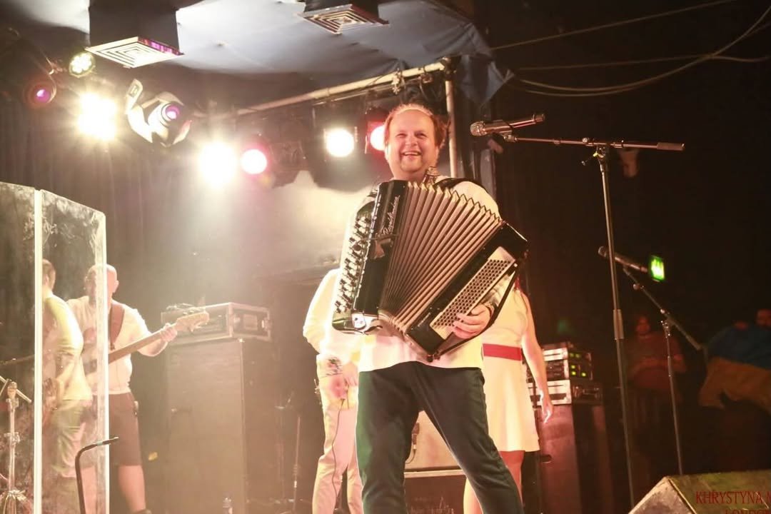 Виктору Бронюку — 47: где сейчас фронтмен «ТИК» и как изменилась его жизнь во время войны (фото)