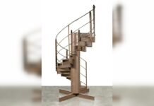 Может стоит тысячи евро: в Париже продадут кусок Эйфелевой башни