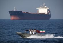 Блокада Ормузского пролива: Иран берет по два миллиона долларов с корабля за проход