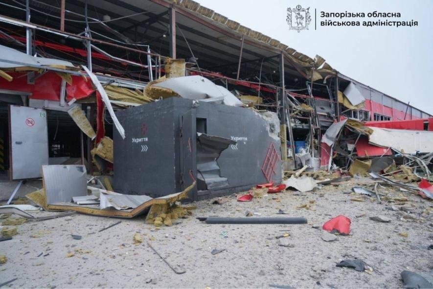 Враг ударил по Запорожью двумя ракетами: пострадало отделение «Новой почты», ранены работники