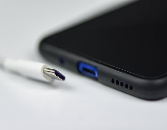 Описані приховані функції USB-порту смартфона