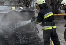 В Запорожье загорелась легковушка: спасатели оперативно потушили пожар